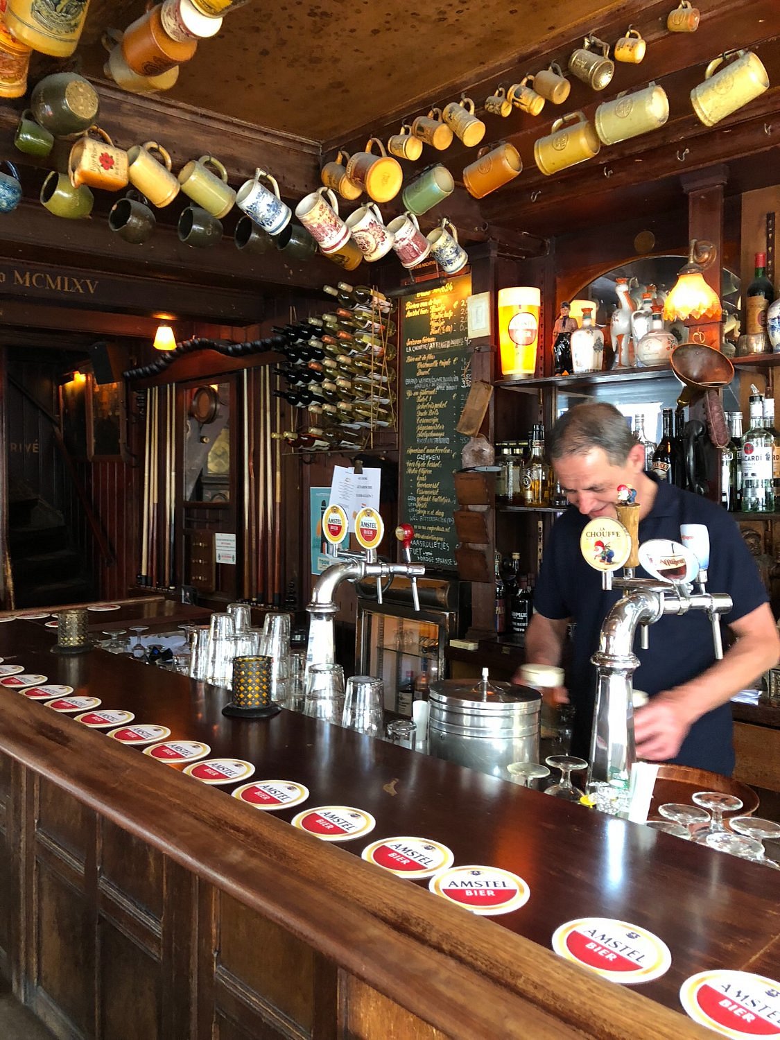 De houten bar van Café Chris met getapte bieren