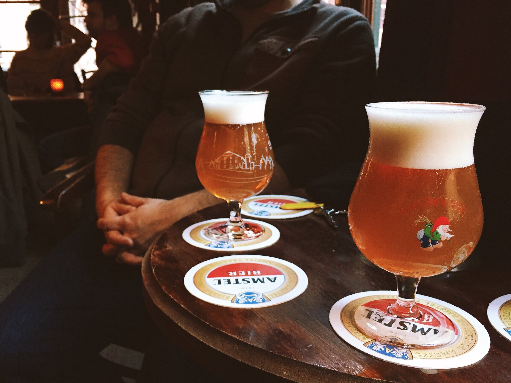 Koud getapt bier aan de bar van Café Chris